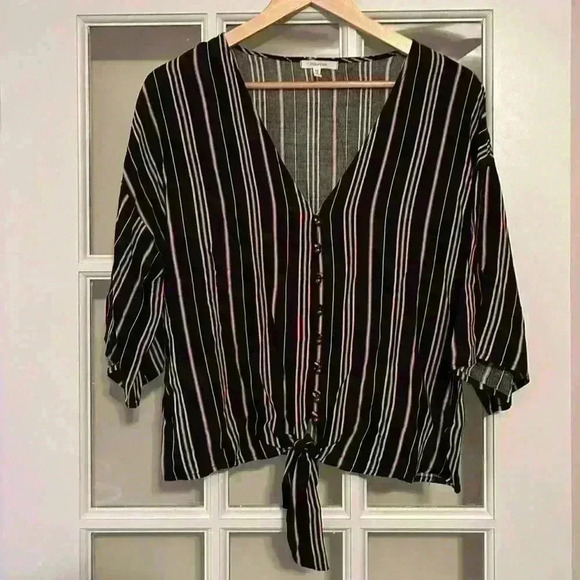 Maurice’s Women’s Cropped Short Sleeve Blouse Black/Tan Strip Button Knot Size M - Picture 2 of 9
